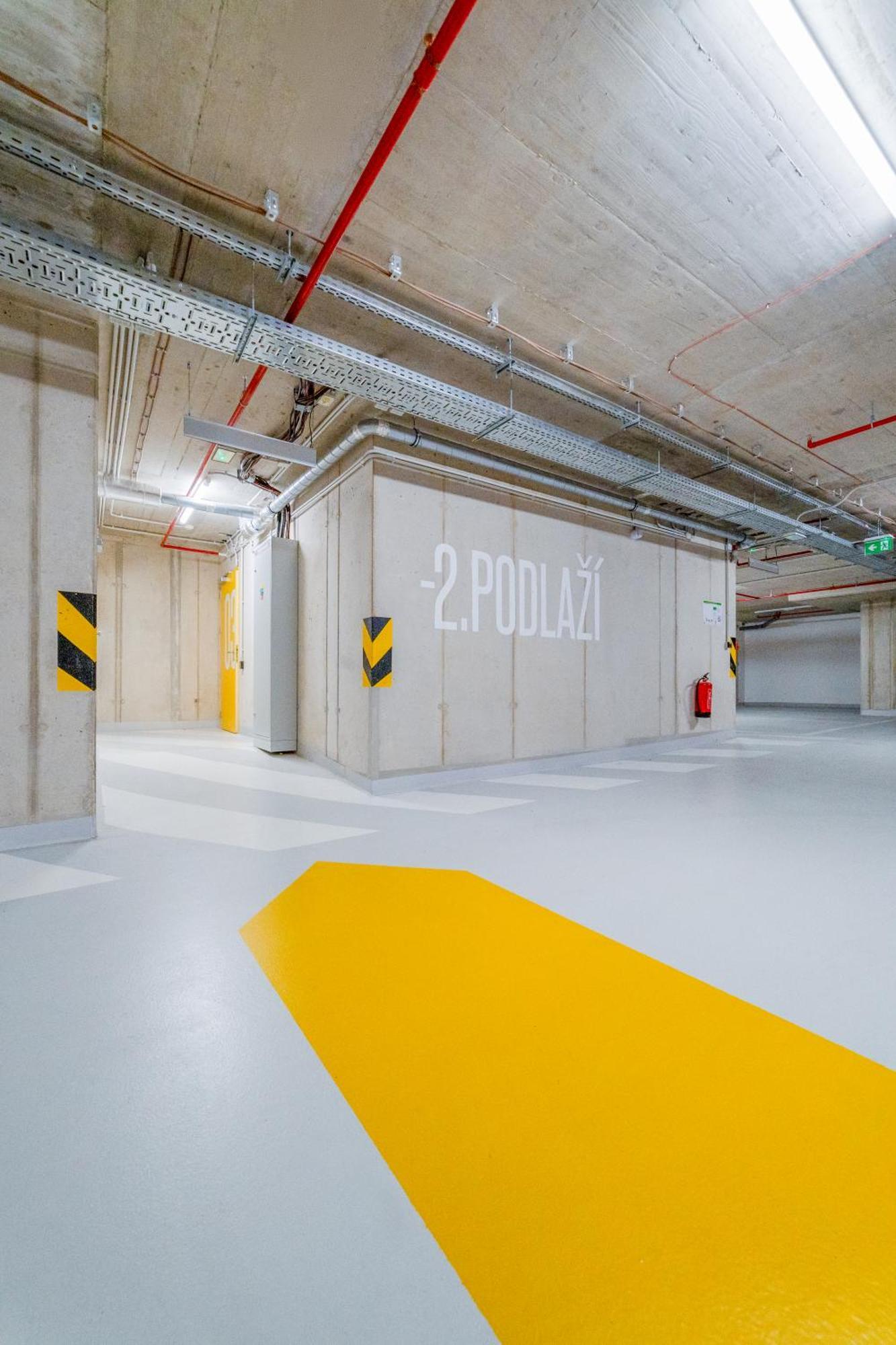 Premium Woodsy With Parking Garage By Rentez * Praag