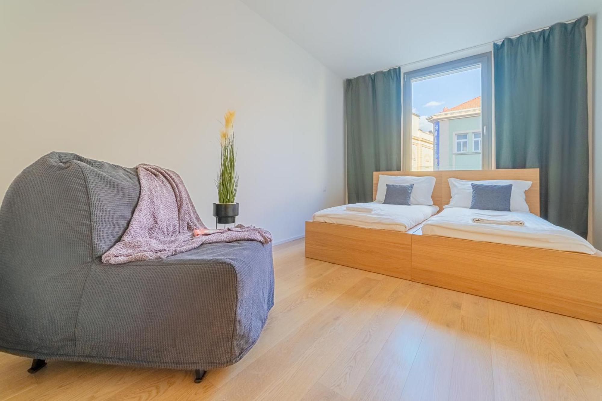 Premium Woodsy With Parking Garage By Rentez Apartment